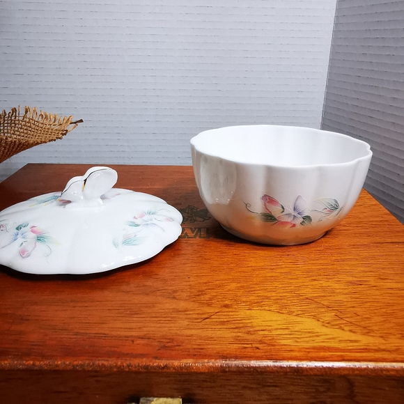 Vintage Aynsley Fine Bone China Little Sweetheart Lidded Butterfly Trinket Dish - Picture 5 of 17